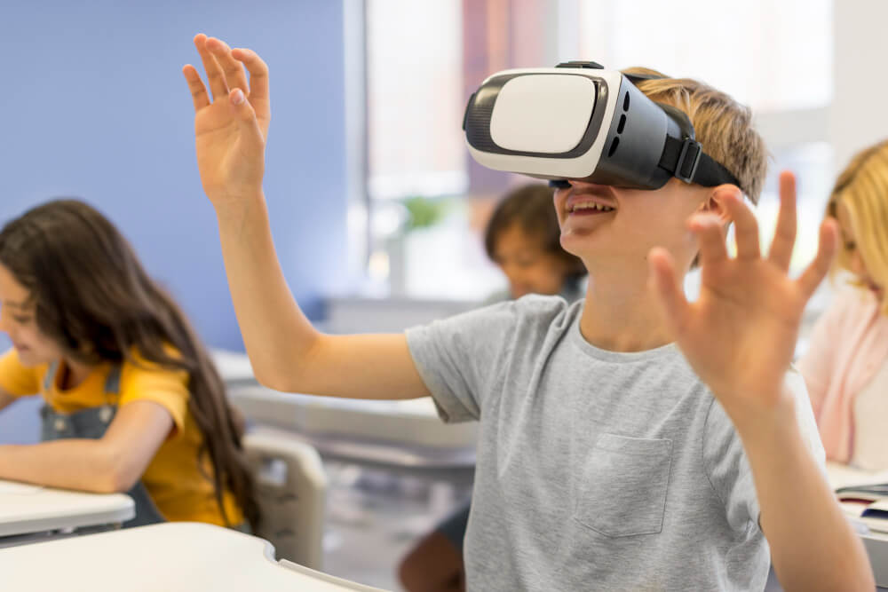 Enhancing Student Learning through Immersive Technology and Synchronous Hybrid Learning in Design Education